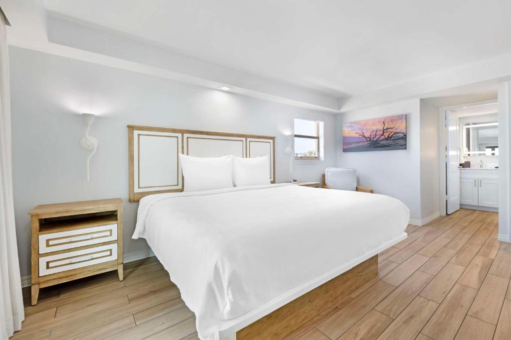 Ein Bett oder Betten in einem Zimmer der Unterkunft Best Western Plus Beach Resort