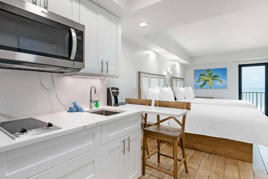 Ein Bett oder Betten in einem Zimmer der Unterkunft Best Western Plus Beach Resort