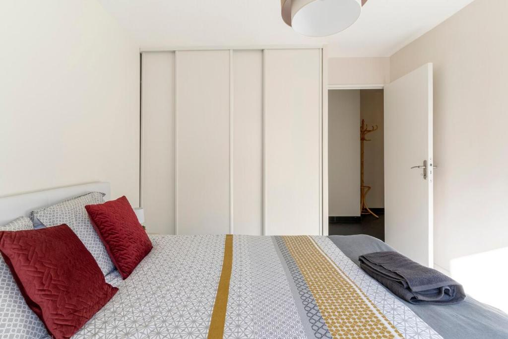 Postel nebo postele na pokoji v ubytování L'Atrium Hyper centre pour rejoindre Genève