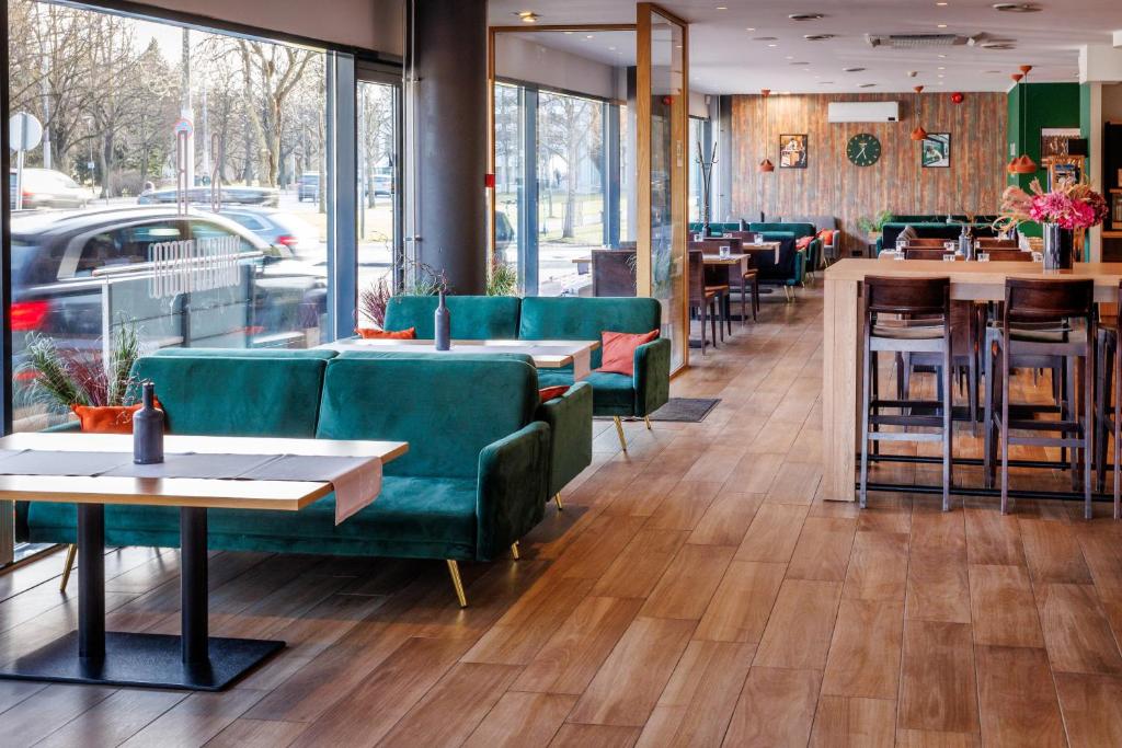 Restoran või mõni muu söögikoht majutusasutuses Go Hotel Shnelli