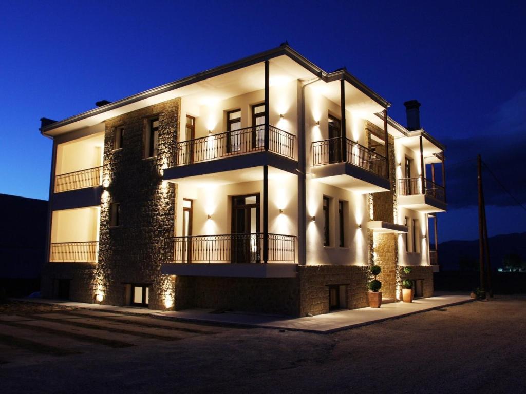 een groot gebouw met 's nachts verlichting bij Villa Del Lago Boutique Hotel in Kastoria