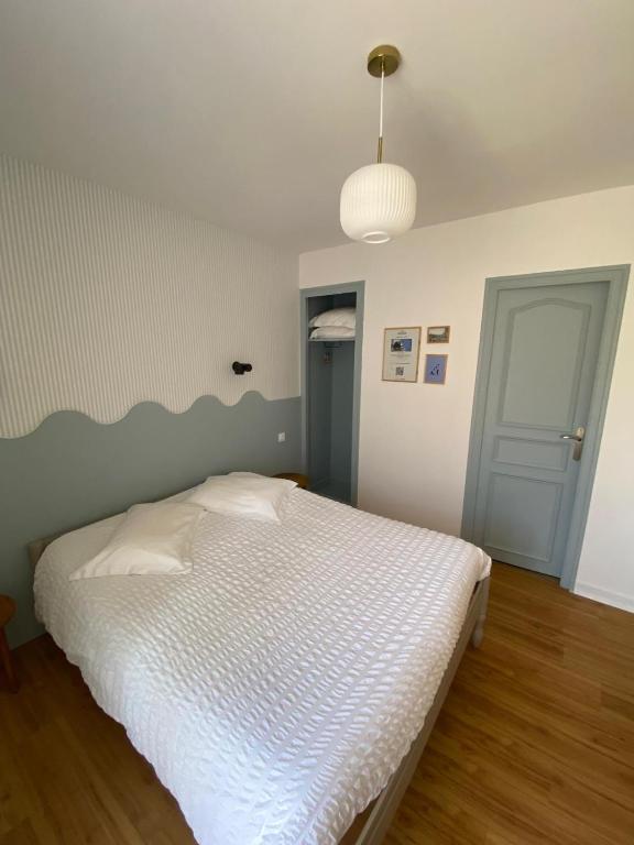Hôtel Les Voisins Beaucemaine - Classic Double Room