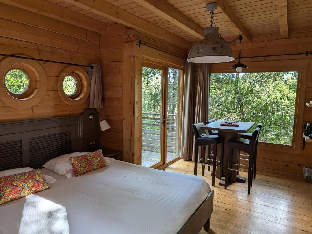 Les Cabanes Dans Les Bois Logis Hôtel - Quadruple Cabin With Shower