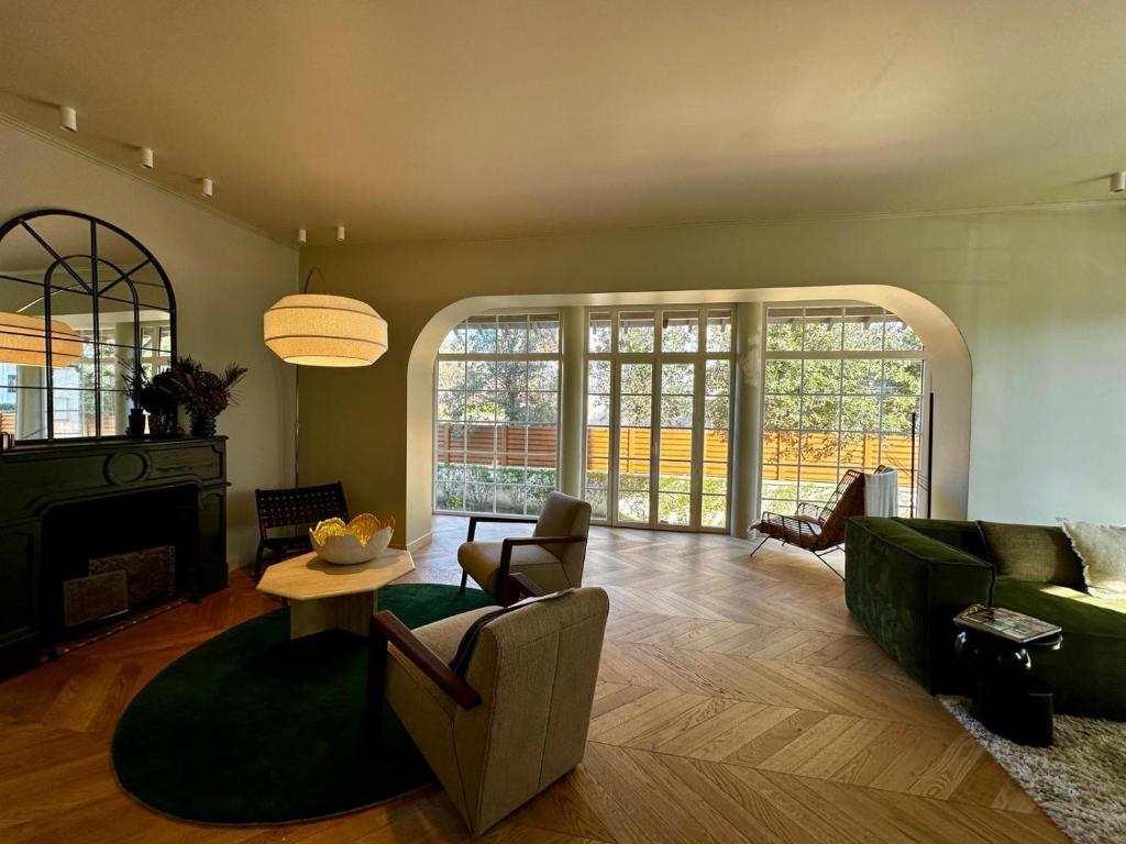 a living room with a couch and a fireplace at Villa Georgia in Bénerville-sur-Mer