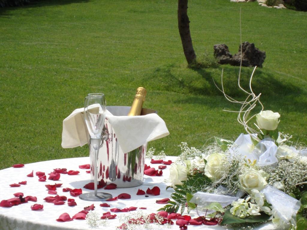 einen Tisch mit einer Kerze und Blumen darauf in der Unterkunft Hotel Le Ginestre in Roccacasale