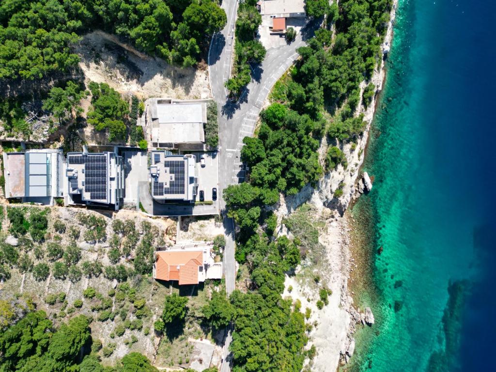 una vista aérea de una casa en una colina junto al océano en Apartmani Brela 15 luxury, en Brela