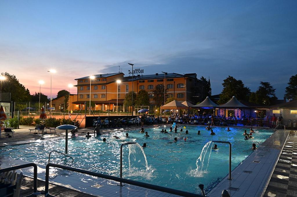 Bazén v ubytování Ancora Sport Resort Hotel nebo v jeho okolí