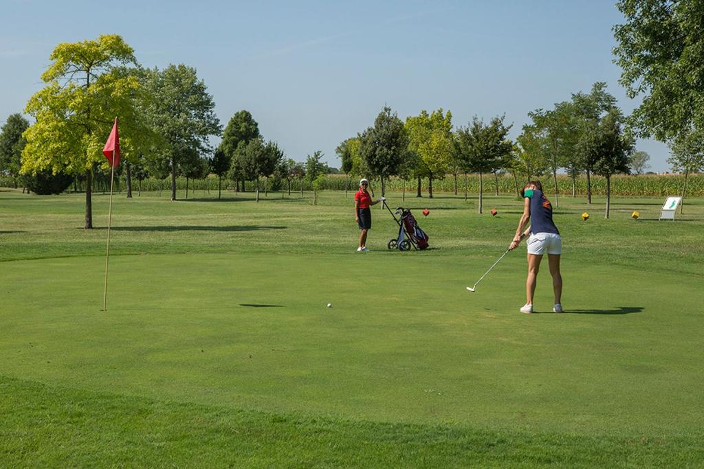 Golf v hotelu nebo okolí