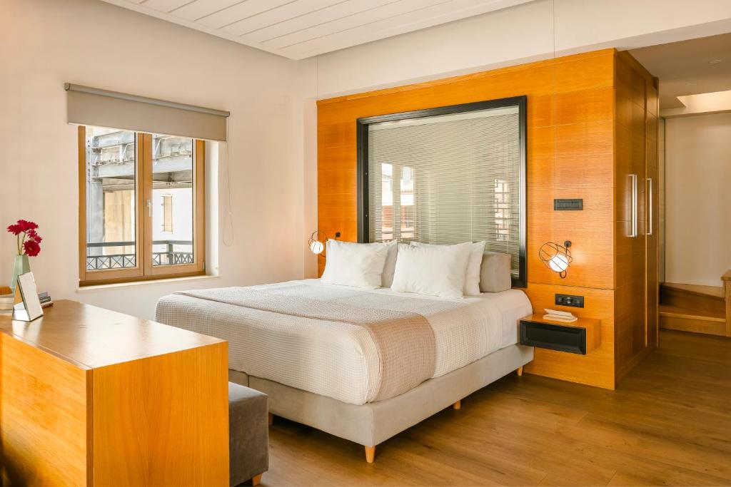 Postel nebo postele na pokoji v ubytování Querini Luxury Suites