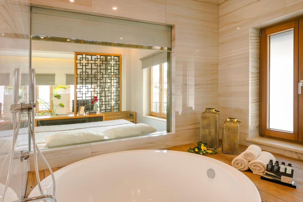 Postel nebo postele na pokoji v ubytování Querini Luxury Suites