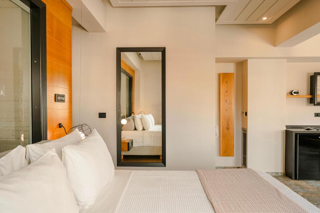 Postel nebo postele na pokoji v ubytování Querini Luxury Suites