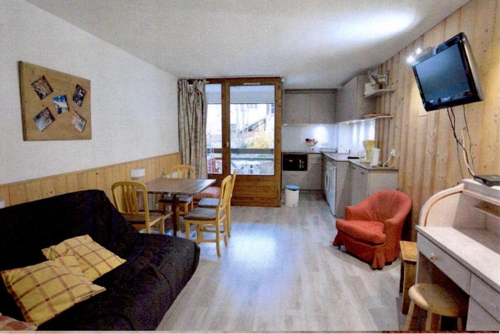 un salon avec un canapé et une table dans l'établissement Résidence Cybele, Studio 1er Etg proche centre du village, à Brides-les-Bains