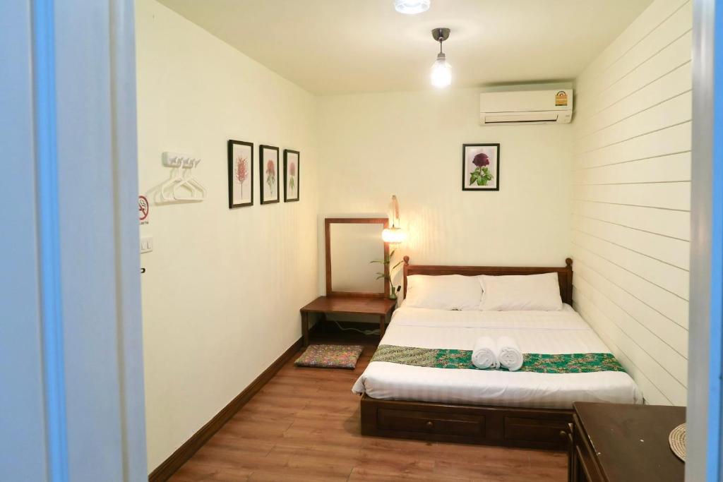 Les Fleurs Bangkok Hostel - Double Room With Private Bathroom