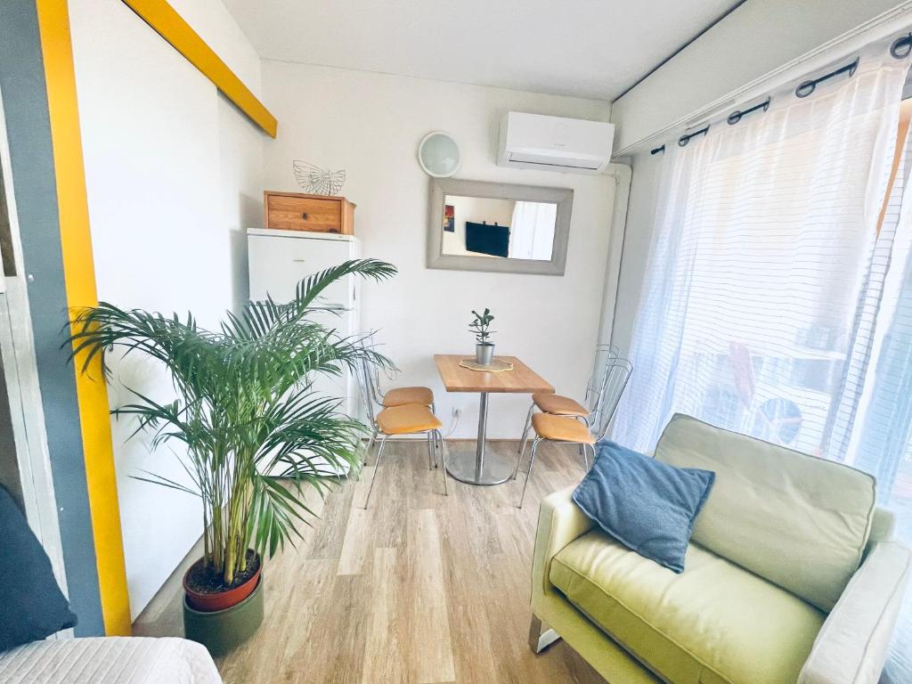 un salon avec un canapé et une table dans l'établissement Appartement côté mer, à Hyères