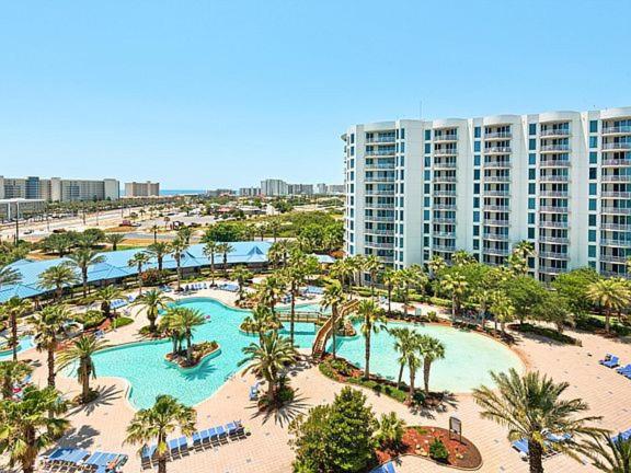 einen Luftblick auf ein Resort mit Pools und Palmen in der Unterkunft 5 Star Resort 11th Fl Stunning Sunrise 2BR 2BA King Suite,Pools ,Shuttle or Walk to Beach in Destin