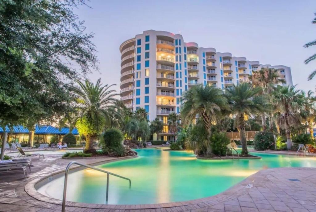 Der Swimmingpool an oder in der Nähe von 5 Star Resort 11th Fl Stunning Sunrise 2BR 2BA King Suite,Pools ,Shuttle or Walk to Beach