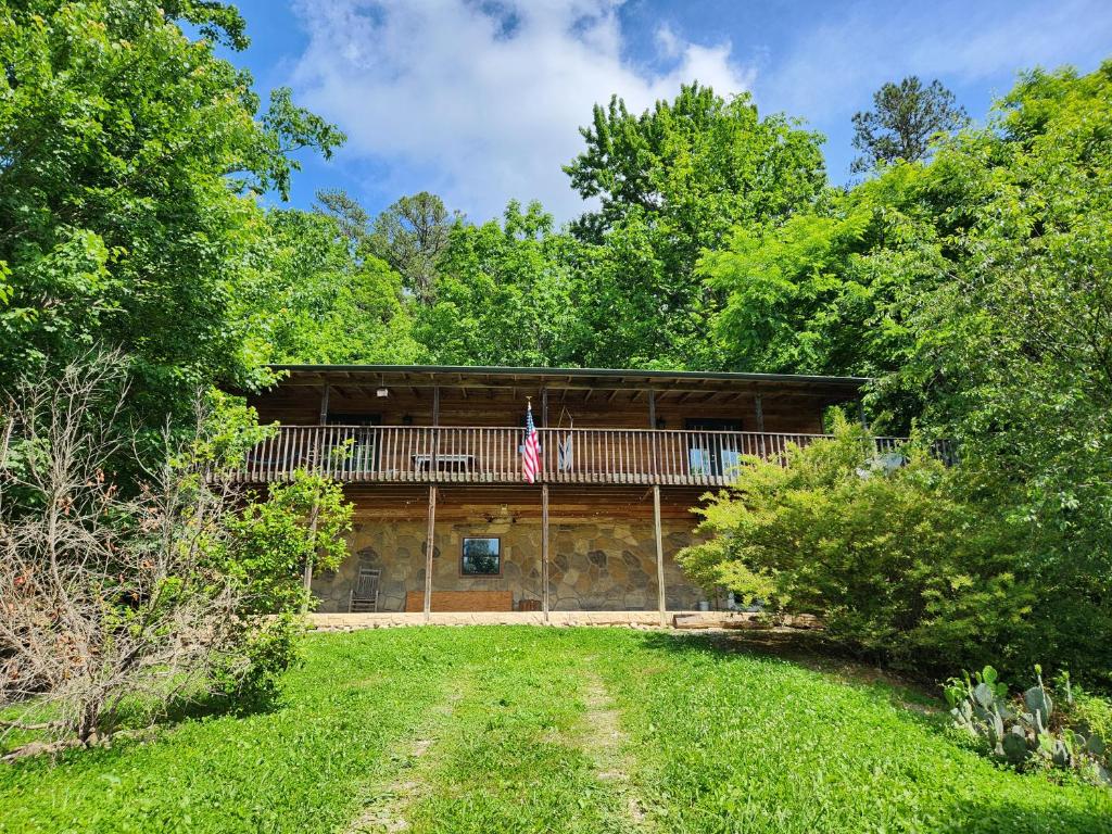 an exterior view of a barn with a flag in a yard at Busse's Roost Cozy Mountain House in Cosby