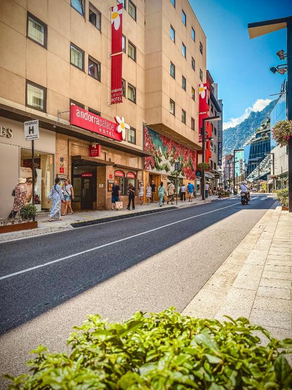 アンドラ・ラ・ベリャにあるアンドラ パレスの建物や人が歩く街道