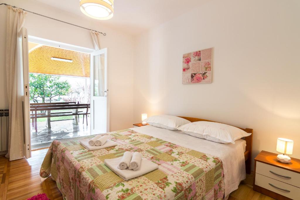 特罗吉尔Apartment Carpe Diem的卧室里有一张床，床上放着两条毛巾。