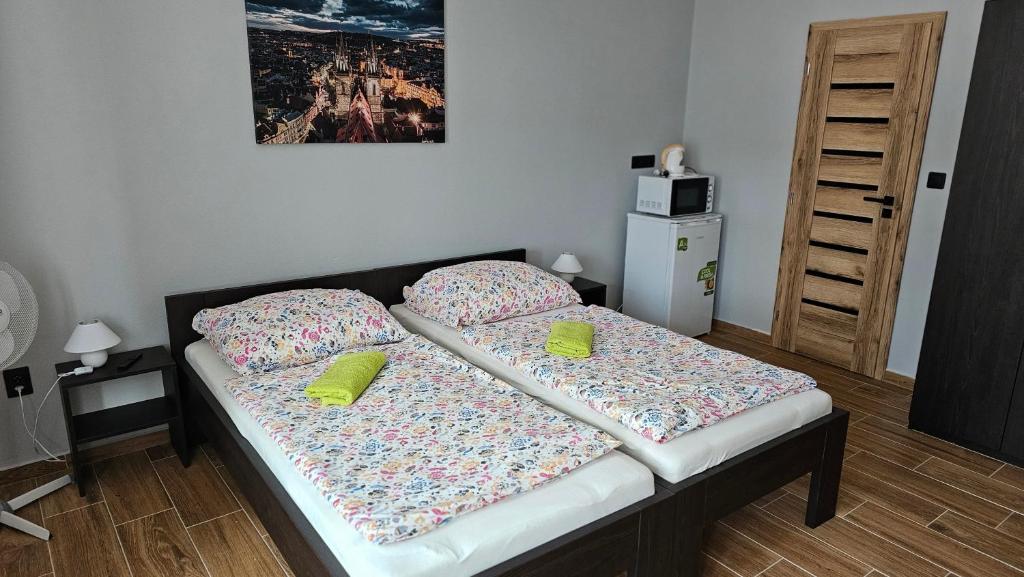 Łóżko lub łóżka w pokoju w obiekcie Ubytování Jeřábek