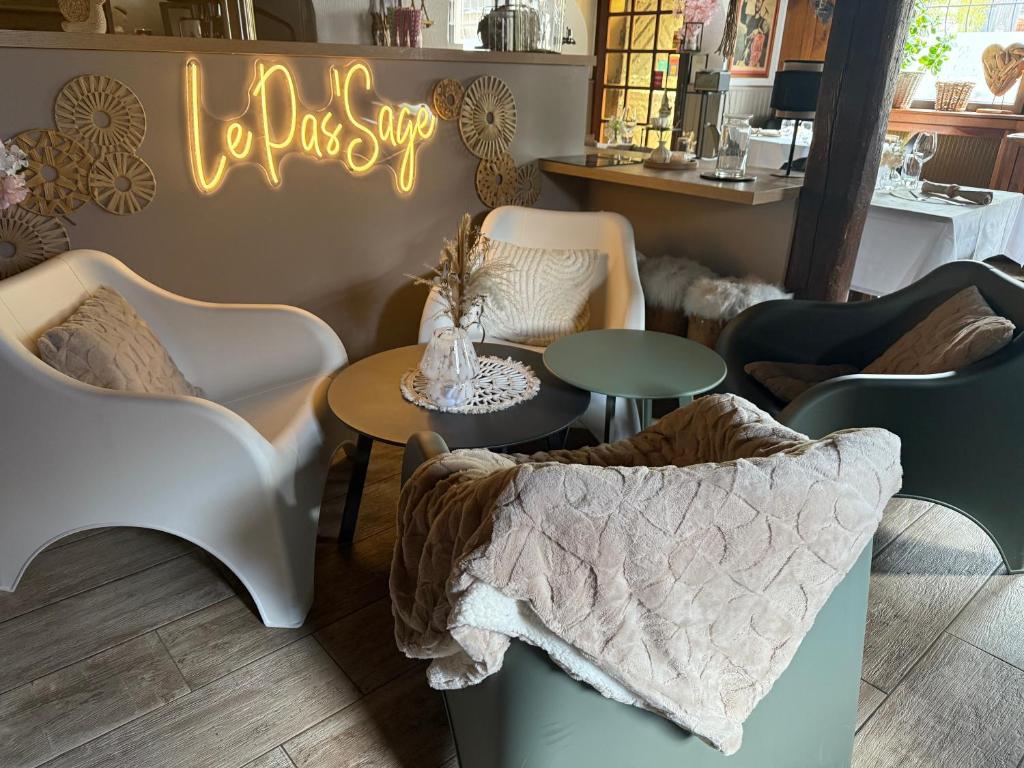 Posezení v ubytování Hotel Wistub Le PasSage