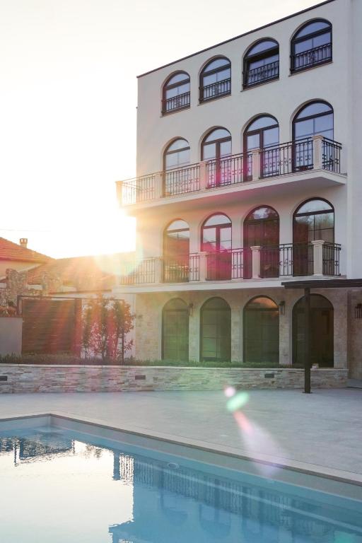 Bazén v ubytování Hotel Stari Dvor nebo v jeho okolí