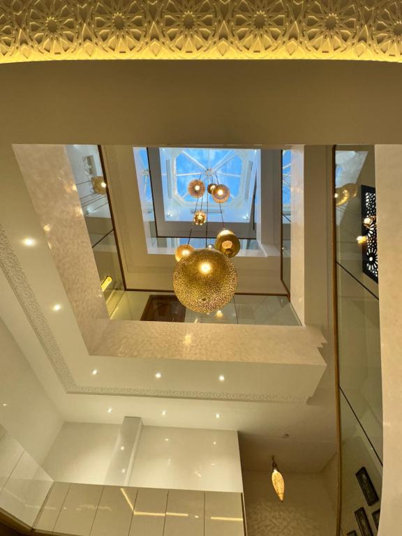 ein Kronleuchter, der von der Decke in einem Raum hängt in der Unterkunft Riad De Luxe Marrakech in Marrakesch