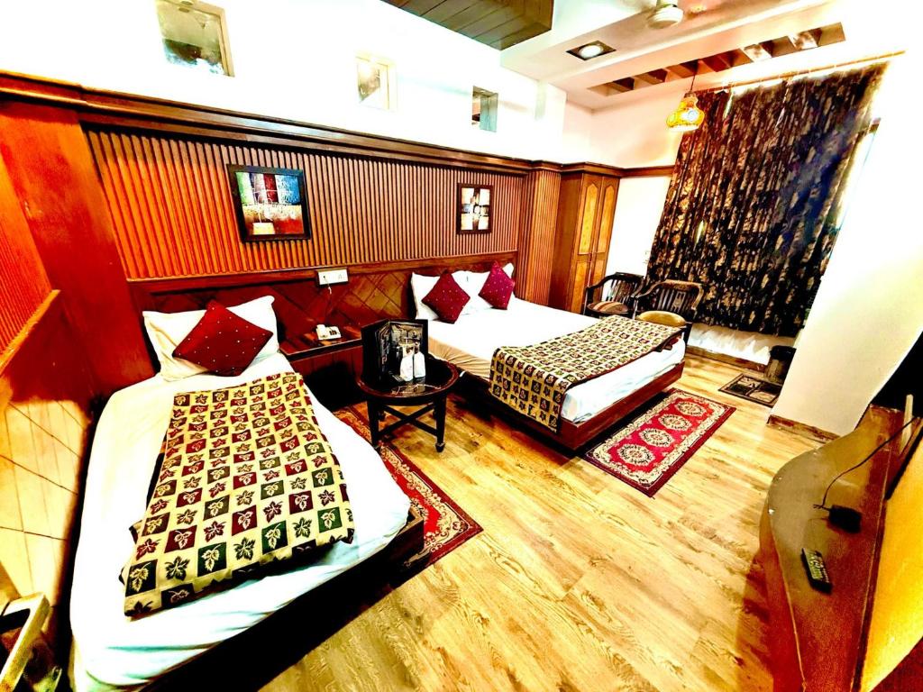 Postel nebo postele na pokoji v ubytování Hotel Shiva Intercontinental -New Delhi Railway Station