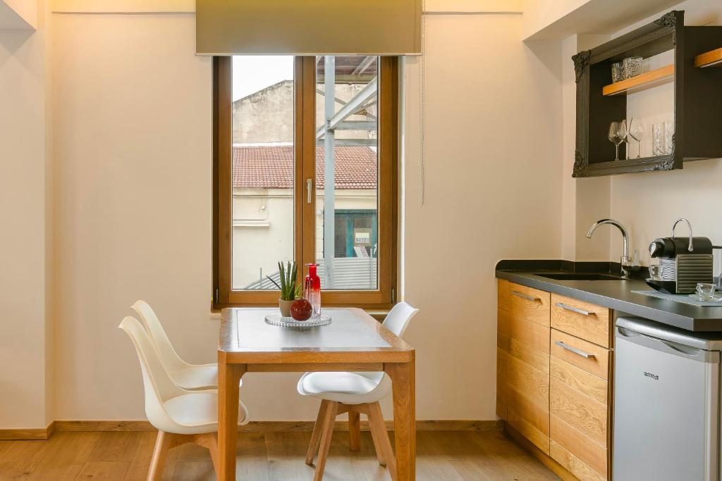 Kuchyň nebo kuchyňský kout v ubytování Querini Luxury Suites