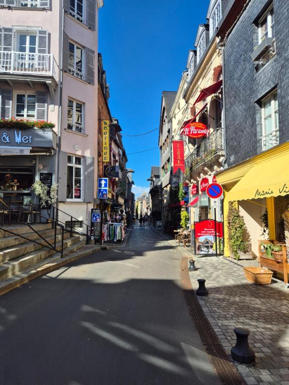 une rue vide dans une ville avec des bâtiments dans l'établissement Honfleur évasion, à Honfleur