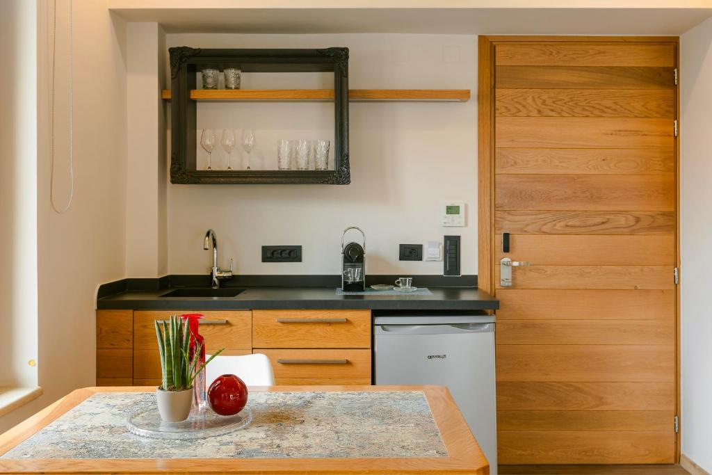 Kuchyň nebo kuchyňský kout v ubytování Querini Luxury Suites