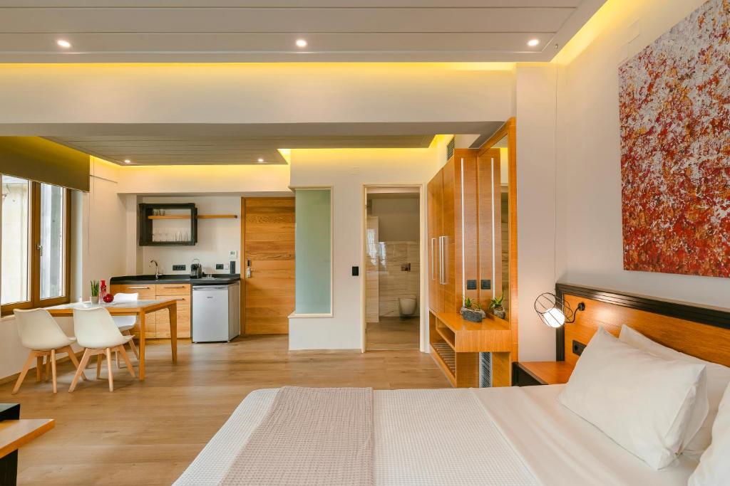 Postel nebo postele na pokoji v ubytování Querini Luxury Suites