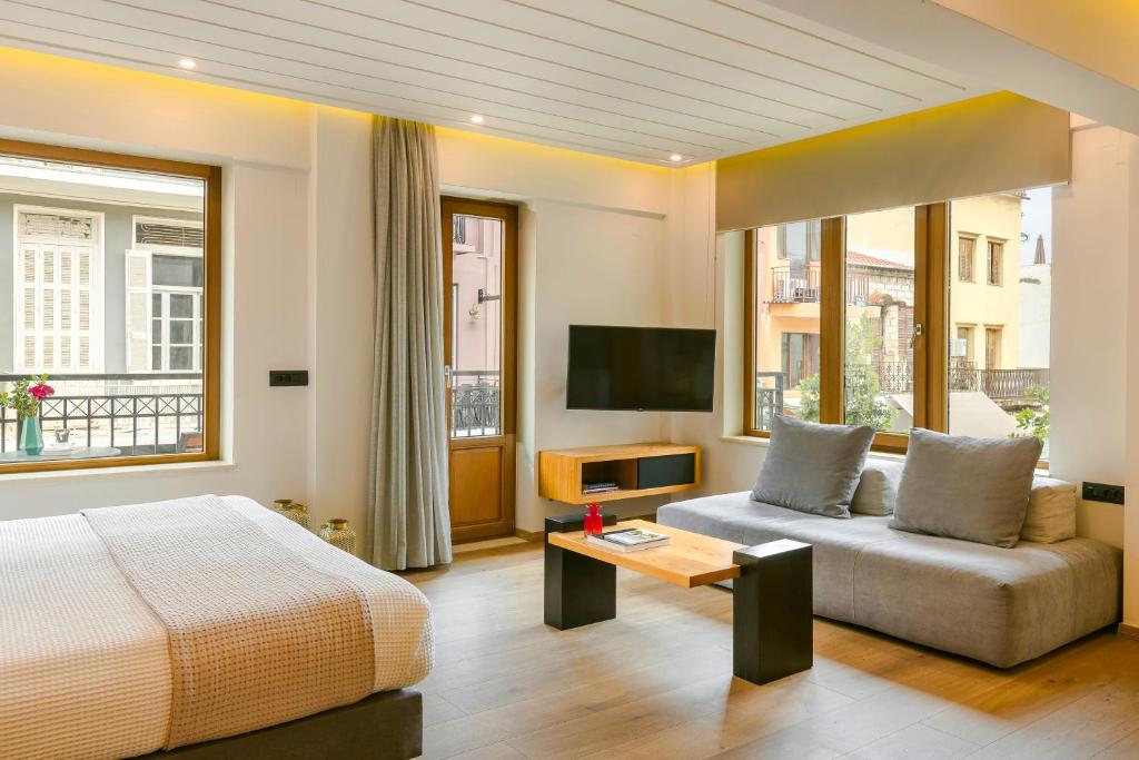 TV a/nebo společenská místnost v ubytování Querini Luxury Suites