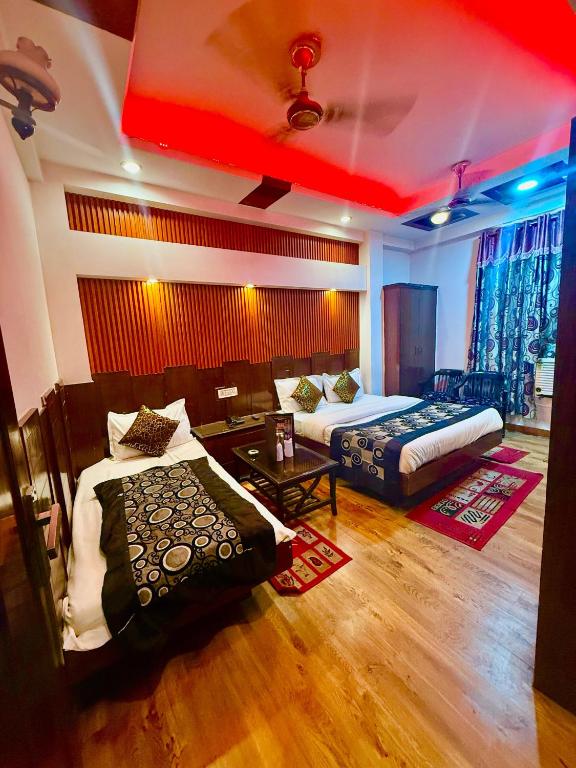Postel nebo postele na pokoji v ubytování Hotel Shiva Intercontinental -New Delhi Railway Station