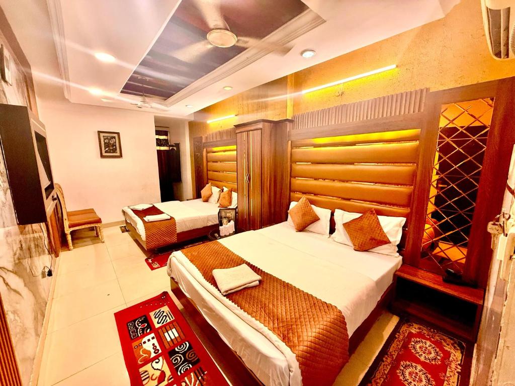 Postel nebo postele na pokoji v ubytování Hotel Shiva Intercontinental -New Delhi Railway Station