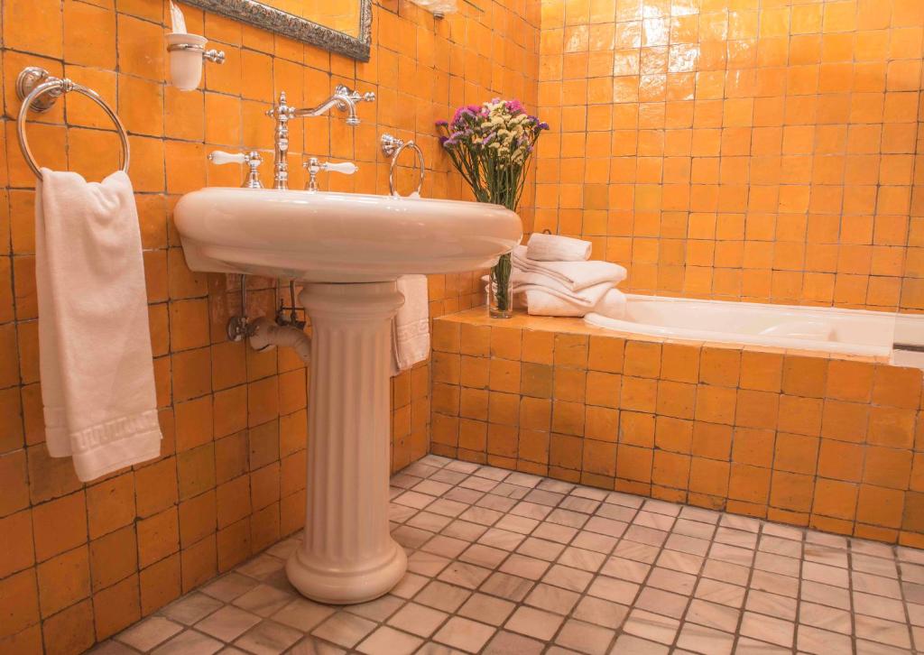 Un baño de Hotel Castillo El Collado