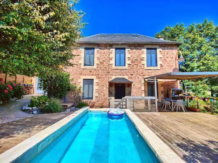 une maison avec une piscine devant une maison dans l'établissement Capelle House, à La Capelle-Bonance