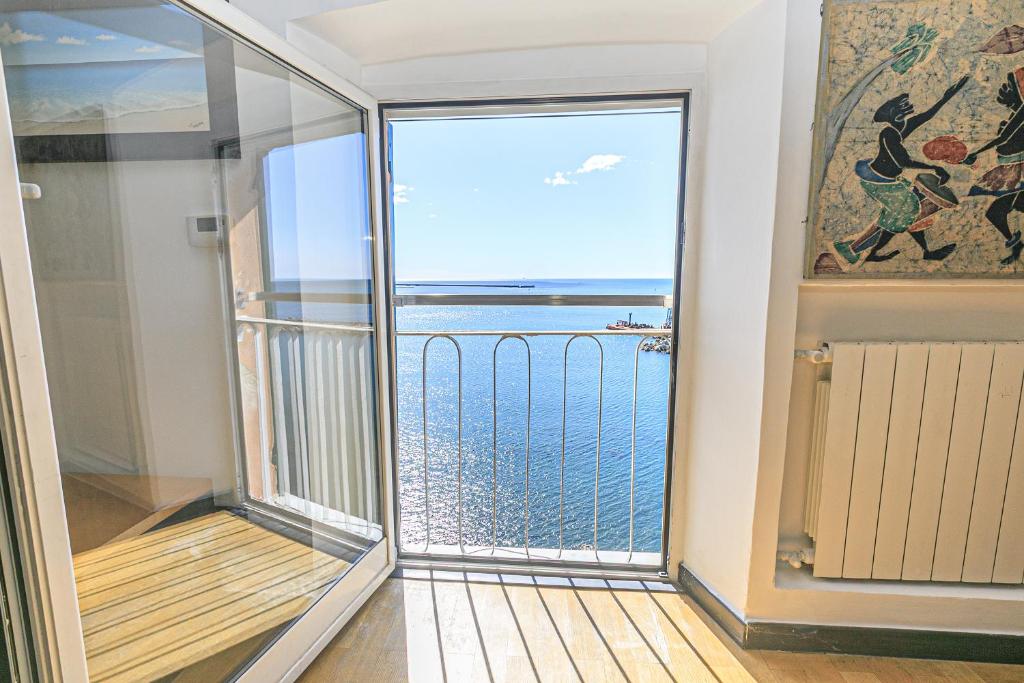 iFlat Pegli في جينوا: شرفة مطلة على المحيط