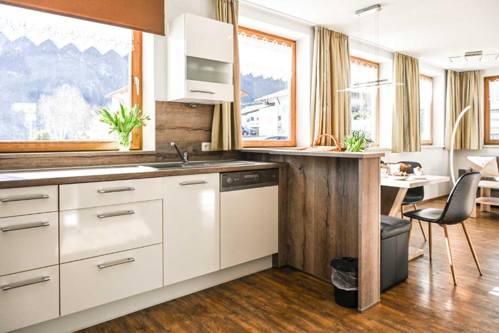 Kuchyňa alebo kuchynka v ubytovaní Appartements Schwarzer Adler
