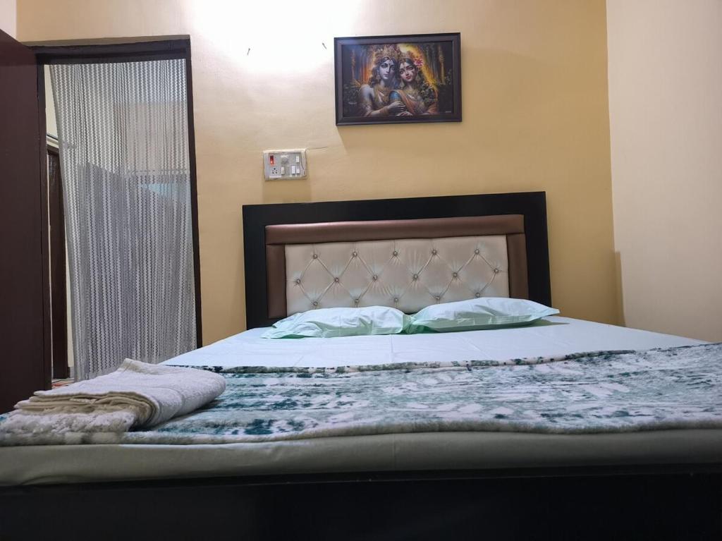 Postel nebo postele na pokoji v ubytování Cosy 1BHK well furnished flat-Kamal Jal