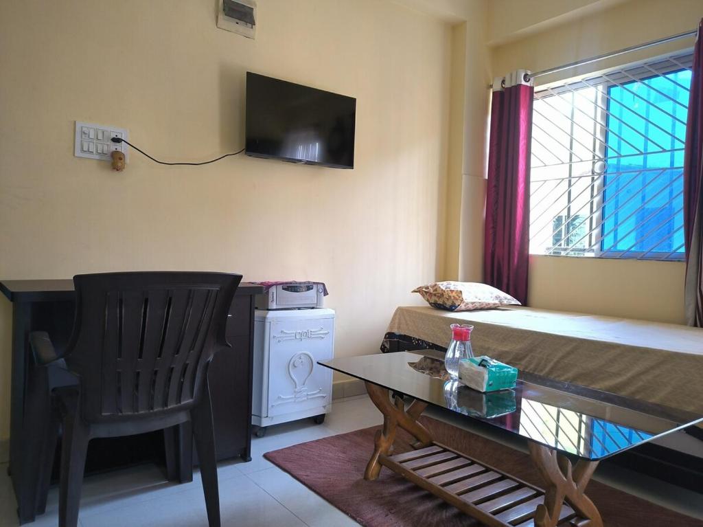 TV a/nebo společenská místnost v ubytování Cosy 1BHK well furnished flat-Kamal Jal