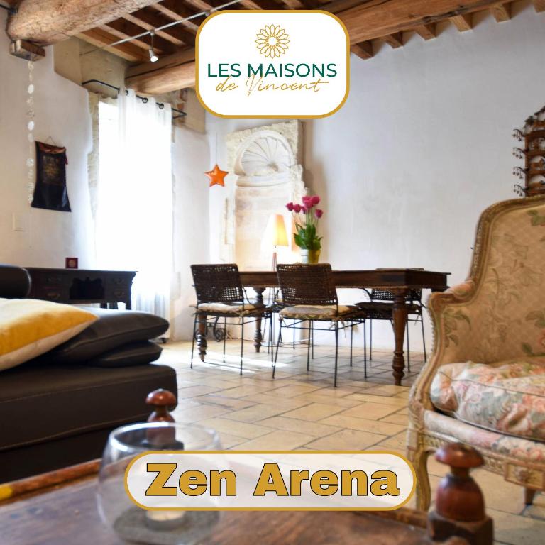 un salon avec une table et des chaises dans l'établissement Zen Arena, Clim - Terrasse, à Arles