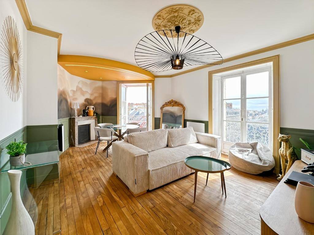 un salon avec un canapé et une table dans l'établissement La suite de Jacobin - Luxe - Centre Historique, à Rennes