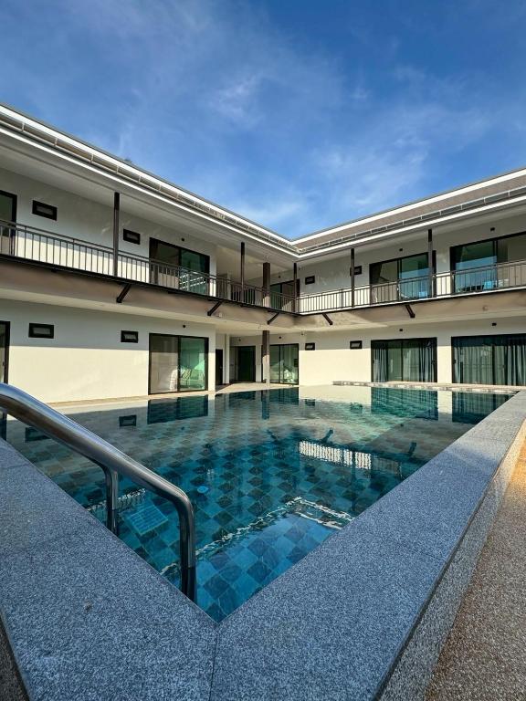 ein Schwimmbad mitten in einem Gebäude in der Unterkunft P One Apartments in Chalong 