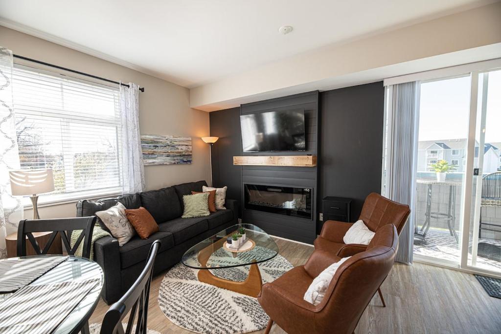 Χώρος καθιστικού στο King Bed Newly Updated Condo!