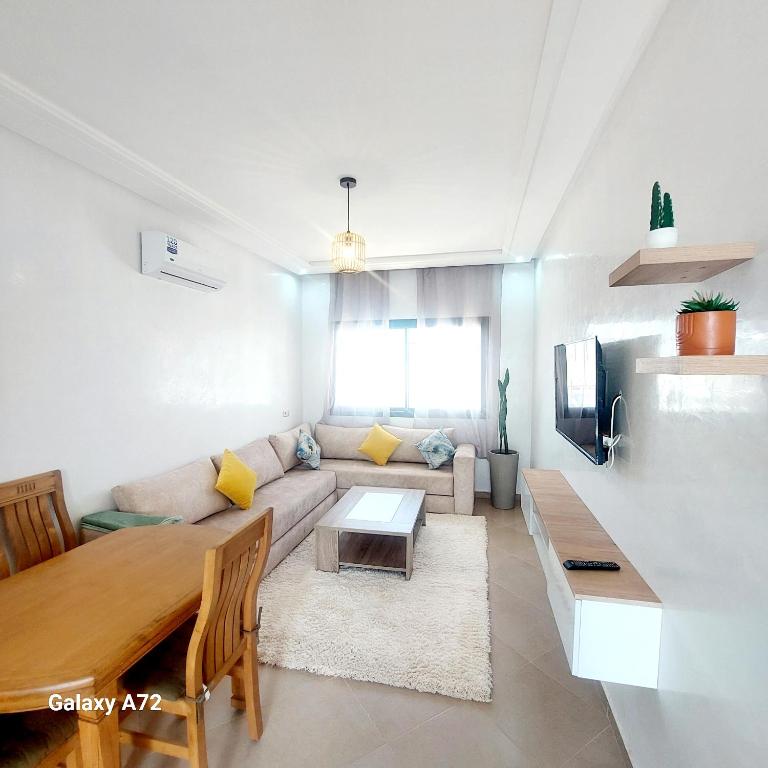 TV a/nebo společenská místnost v ubytování Safari Stay Appart front mer avec piscine