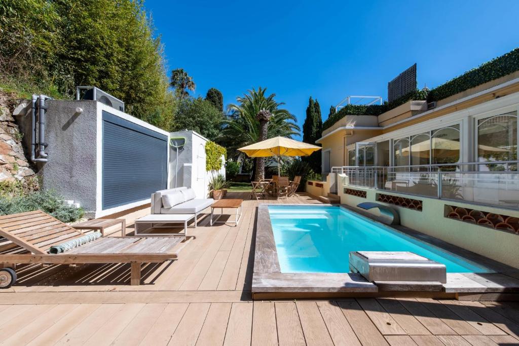 une cour arrière avec une piscine et une maison dans l'établissement UNIQUE! 2-Br Apartment with Pool & Rooftop, à Cannes