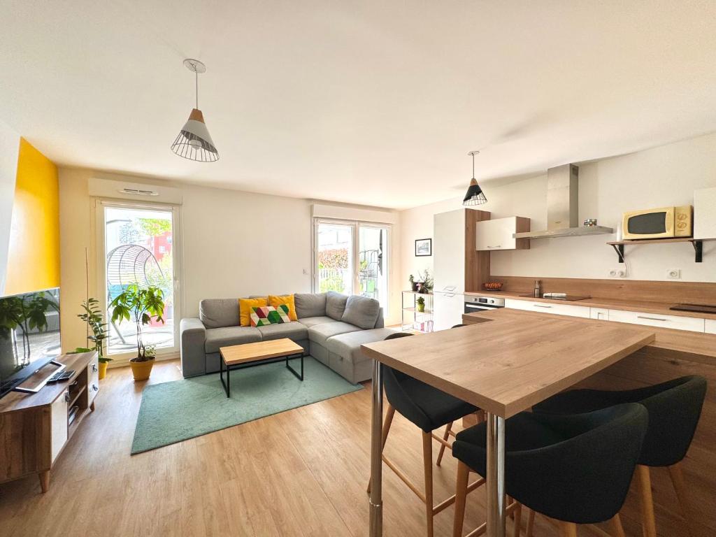 un salon avec un canapé et une table dans l'établissement Chez Jules, Rennes centre, à Rennes