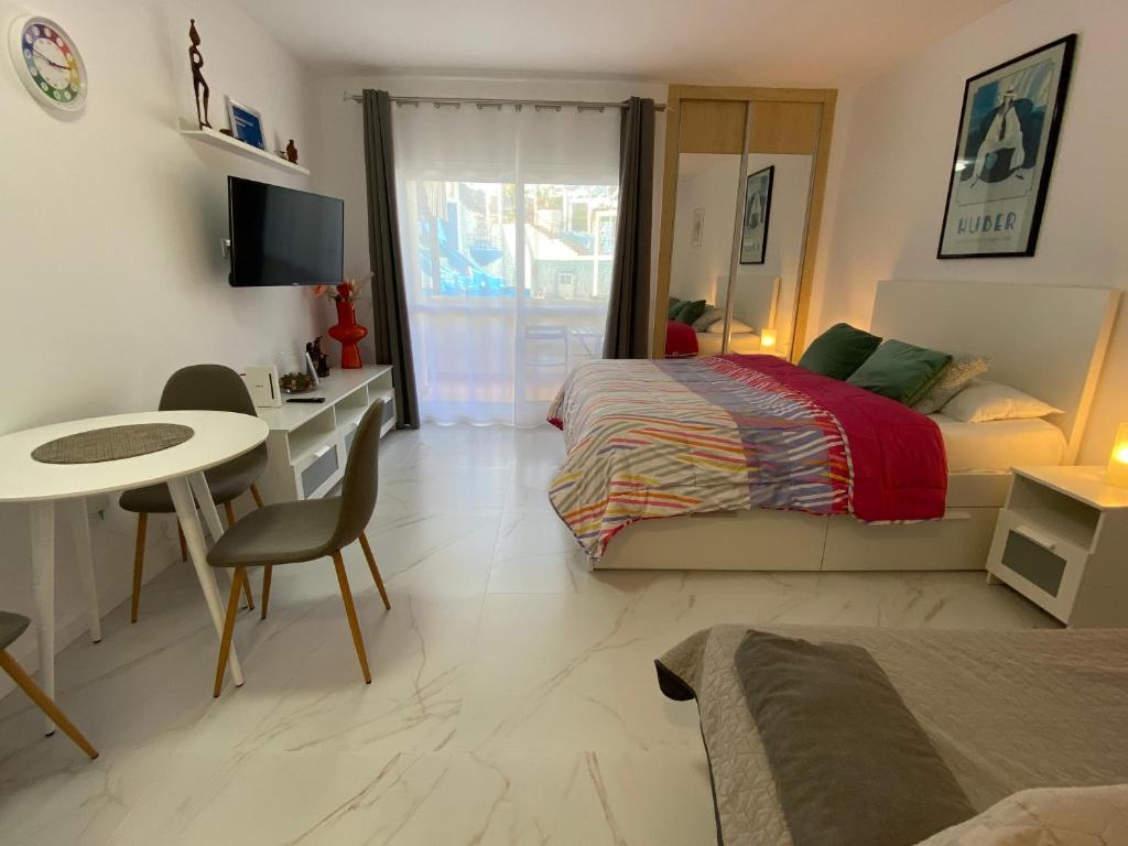 Postel nebo postele na pokoji v ubytování BENALBEACH LOFT Encatador