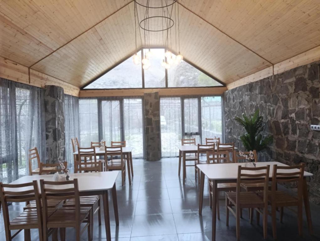 Restaurace v ubytování Vardzia Glamping